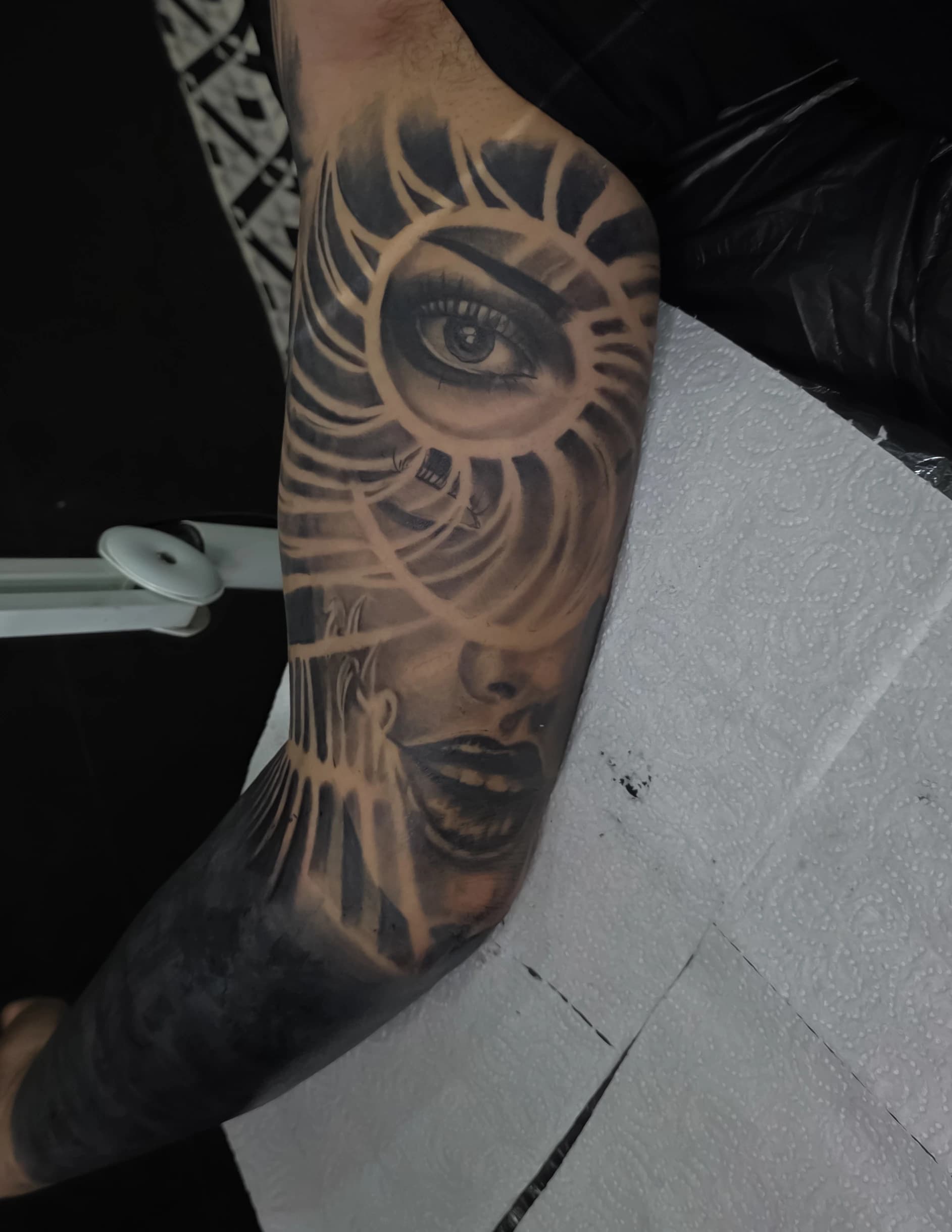 Tatuaj de Madalina Insink - Insomnia Tattoo
